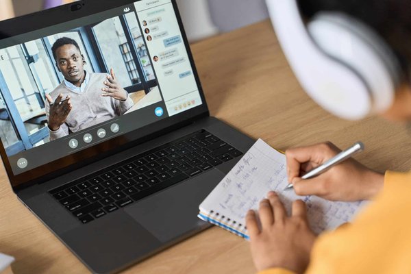 Quels sont les avantages d'utiliser les vidéos pour un cours ?