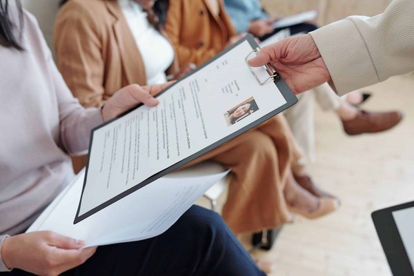 Quels sont les éléments clés à inclure dans un CV suisse ?